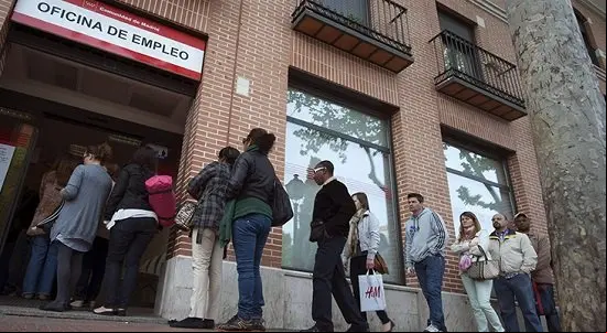 GRA004 ALCALA DE HENARES, 06/04/13. El paro registrado bajó en abril por segundo mes consecutivo, con 46.050 desempleados menos, con lo que el total de desocupados se situó en 4.989.193 (el 0,91 % menos), según datos publicados hoy por el Ministerio de Empleo y Seguridad Social. El número medio de afiliados a la Seguridad Social aumentó en abril en 51.077 personas, el 0,32 % más que en marzo, con lo que la cifra de ocupados alcanzó los 16.232.352, según los datos publicados hoy por el Ministerio de Empleo y Seguridad Social. En la foto, un grupo de personas hacen cola en un a oficina del INEM en Alcalá de Henares (Madrid). EFE/Fernando Villar