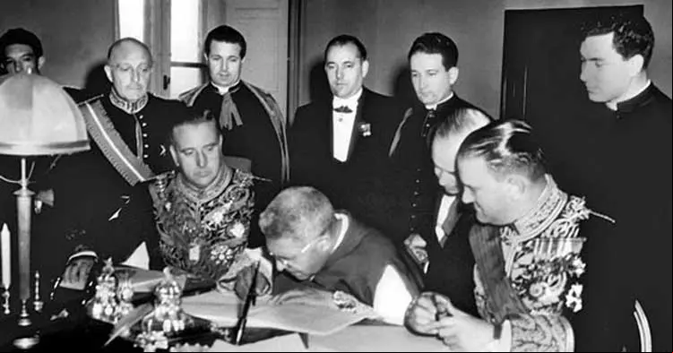 Roma-27-de-agosto-de-1953.-Firma-del-Concordato-entre-España-y-la-Santa-Sede.-De-izquierda-a-derecha-el-ministro-Martín_Artajo,-monseñor-Tardini-y-el-embajador-Castiella.bbb