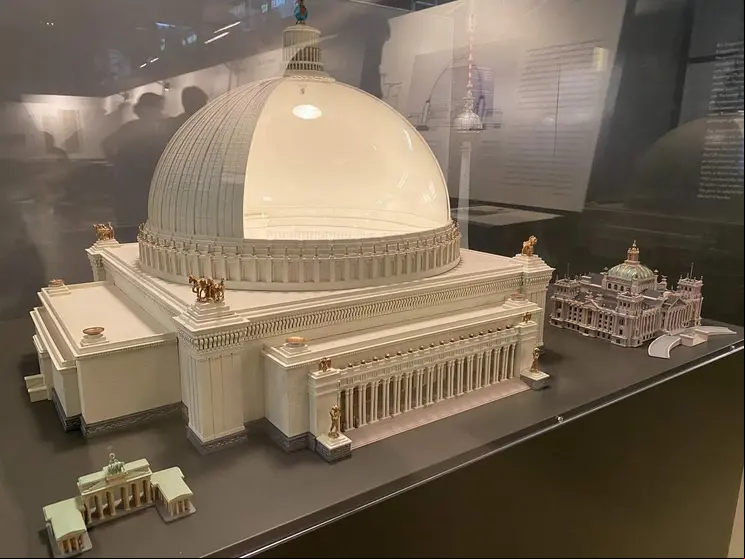 La emblemática cúpula de Germania comparada con el edificio del Reichstag y la Puerta de Brandenburgo.