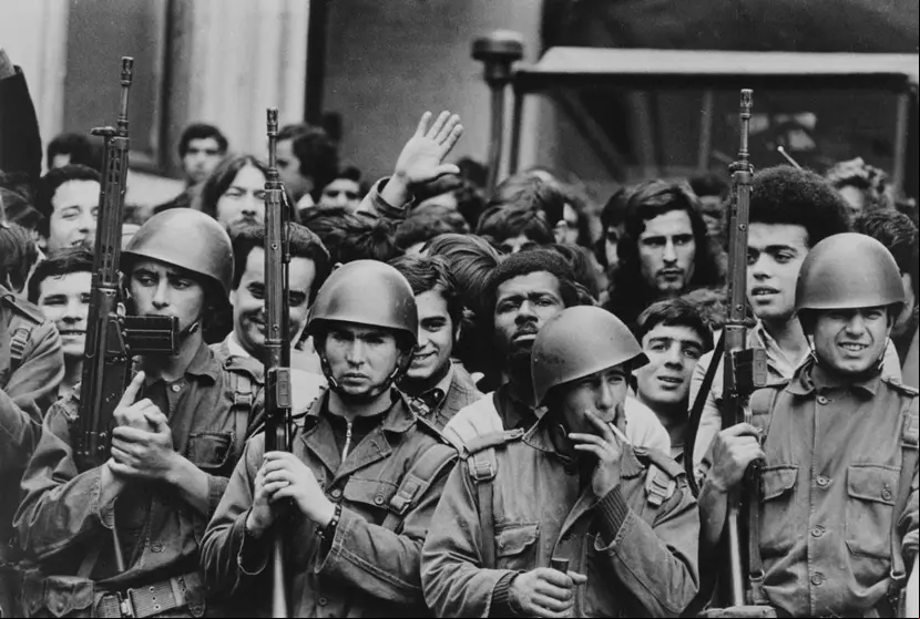 Imagen del fotógrafo portugués Alfredo Cunha de soldados en la Revolución de los Claveles en Portugal. (Foto cedida por el CIS)