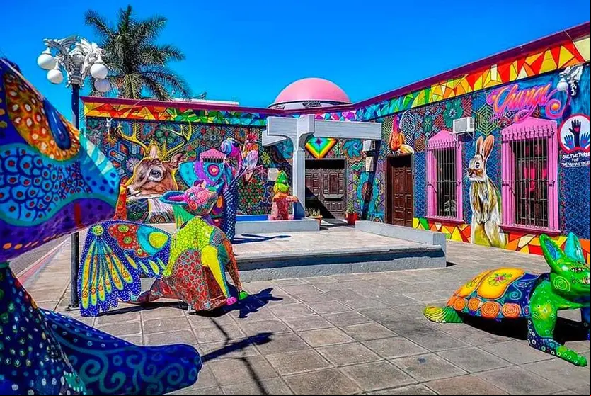 Murales con arte huichol decoran casa de cultura de Santiago de Galicia de Compostela de Indias o Compostela (Nayarit. México)