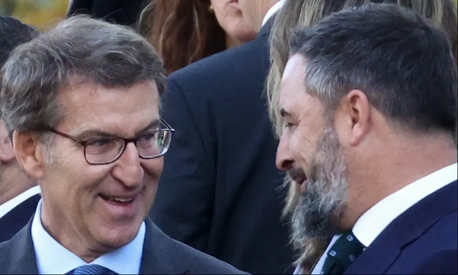 (I-D) El portavoz adjunto de Ciudadanos en el Congreso, Edmundo Bal; el presidente del PP, Alberto Núñez Feijóo y el líder de Vox, Santiago Abascal, conversan durante el acto solemne de homenaje a la bandera nacional y desfile militar en el Día de la Hispanidad, a 12 de octubre de 2022, en Madrid (España). Los actos por el Día de la Fiesta de la Hispanidad comienzan con el izado de la Bandera Nacional y el homenaje a los que dieron su vida por España, al que siguen los desfiles aéreo y terrestre de distintas unidades en los que participan más de 4.000 militares, 150 vehículos y cerca de 220 caballos, a los que se suman 84 aeronaves. La tribuna presidida por los Reyes se encuentra en la plaza de Lima y este año la princesa Leonor no asiste al desfile al encontrarse estudiando en Gales. ‘Todos trabajamos por un fin común’ es el lema que el Ministerio de Defensa ha elegido para los actos de este año por la Fiesta Nacional.
12 OCTUBRE 2022;FIESTA NACIONAL;4.000 MILITARES;DESFILE;FIESTA DE ESPAÑA;ESPAÑA;DESFILE;MILITARES;ESPAÑA;BANDERA DE ESPAÑA;ESPAÑA
Eduardo Parra / Europa Press
(Foto de ARCHIVO)
12/10/2022