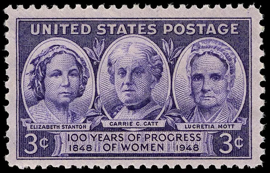 Sello estadounidense conmemorativo de ‘100 años de progreso de la mujer. 1848-1948’ De izquierda a derecha: Elizabeth Cady Stanton (1815-1902), Carrie C. Catt (1859-1947), Lucretia Mott (1793-1880) Wikipedia