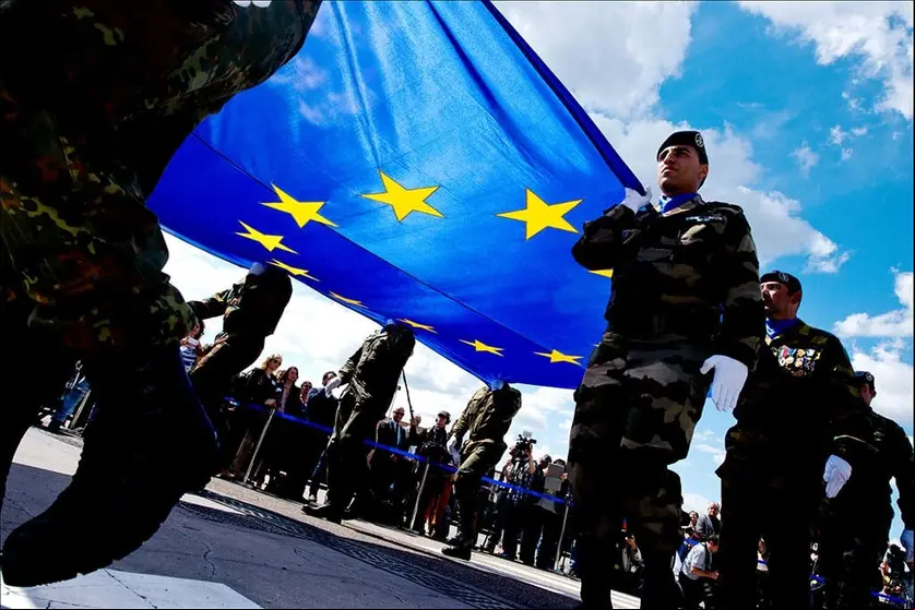 soldiers-eu-flag-europeanparliament