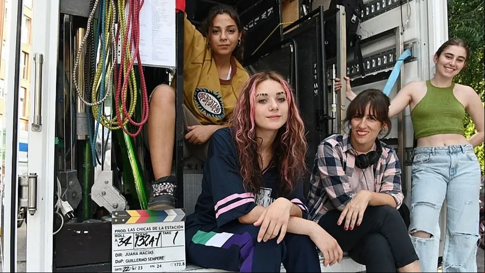 CHICAS ESTACION
