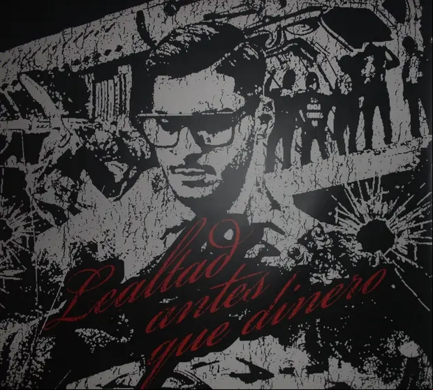 El mural con el lema del artista.