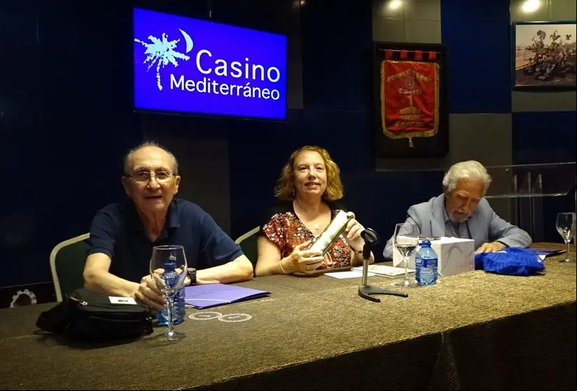 1.-Tres en la mesa