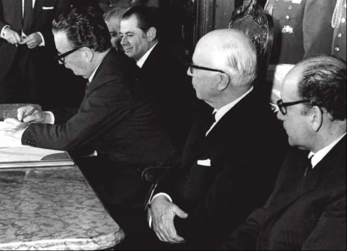 allende_firma_decreto_nacionalizacion_cobre