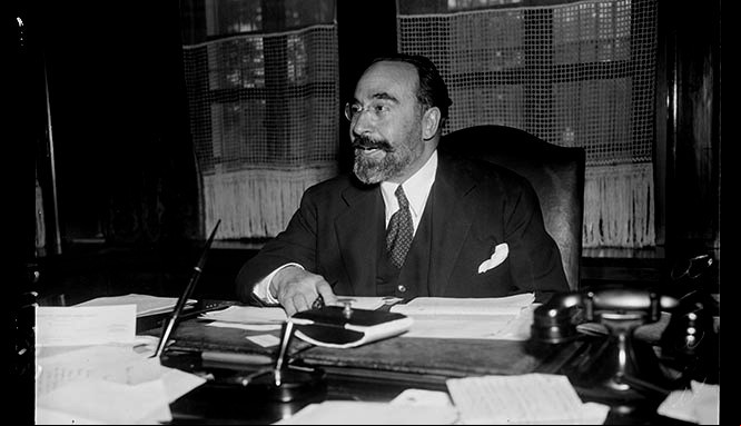 Fernando de los Ríos Urruti en su despacho de la embajada de España en Washington (octubre, 1936)