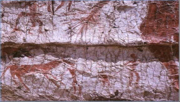 Detalle del mural que muestra la parte trasera de los uros, un ciervo y cazadores